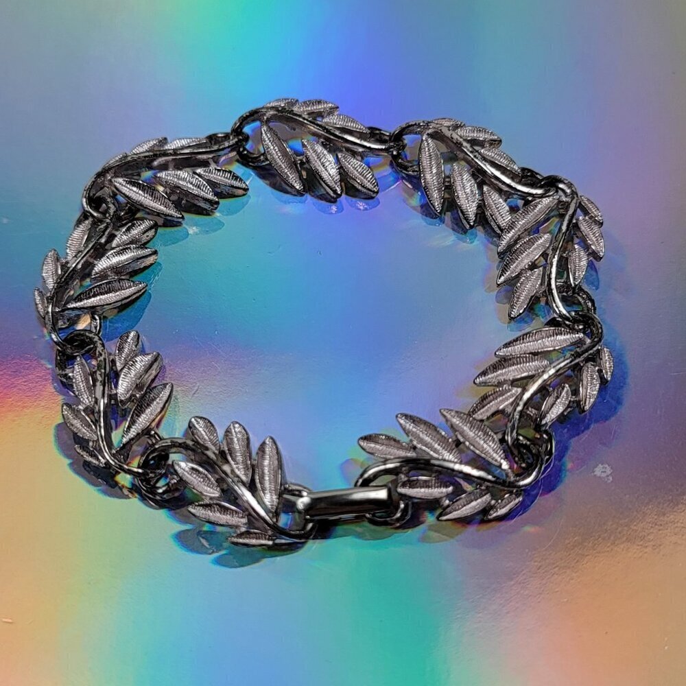 Vintage Monet Silver-Tone Leaf Link Chain Bracelet 8 In Fold Over Clasp Pat.Pend